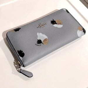 COACH. PRISTINE BLUE FLOWERED PEBBLED LEATHER WALLET. NWOT. NAVY INSIDE.